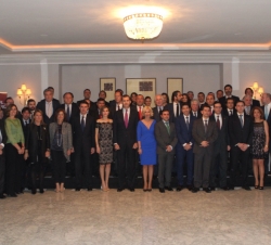 Fotografía de grupo de los Sus Altezas Reales los Príncipes de Asturias con los finalistas, miembros del jurado y Comisión Ejecutiva de CEAJE